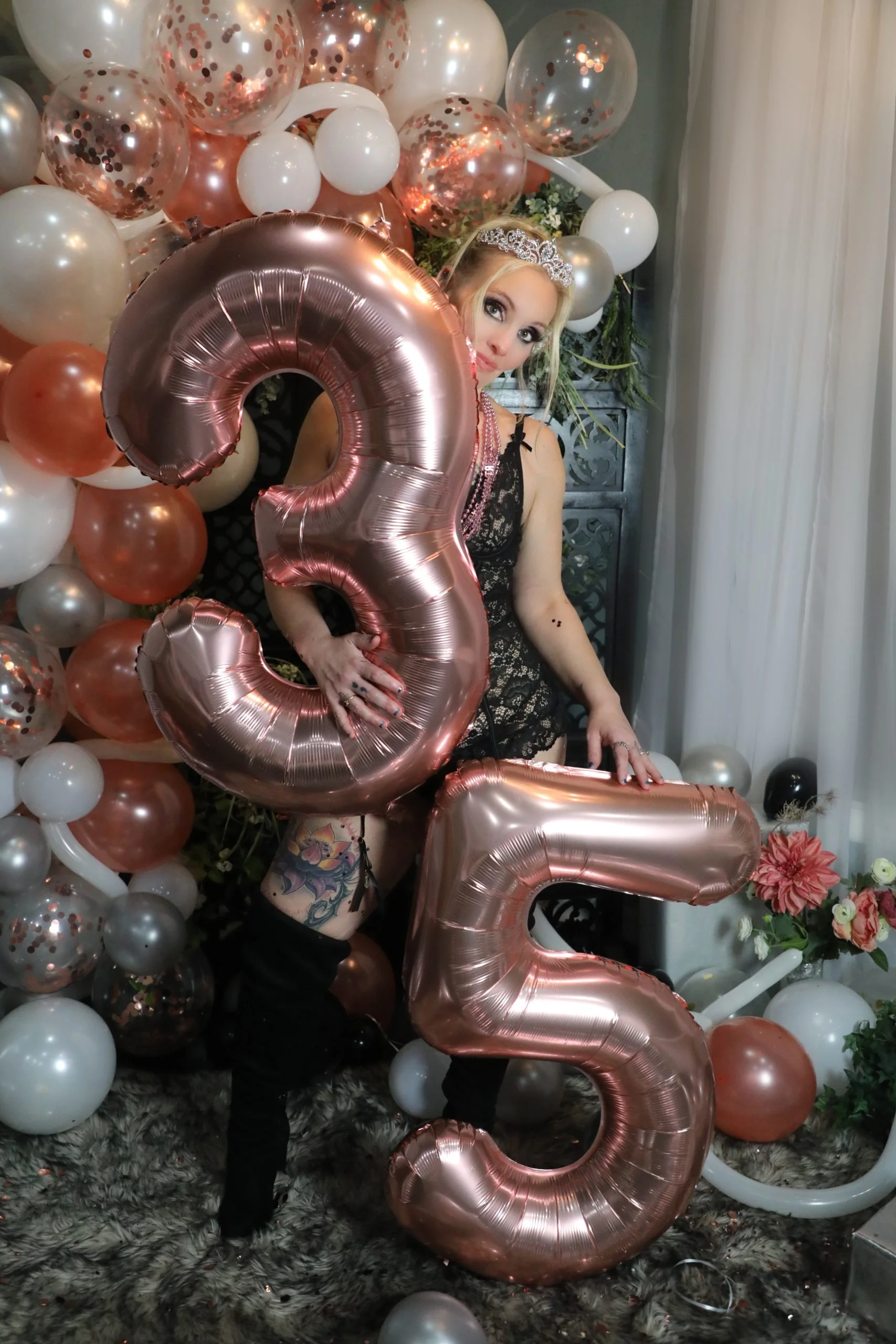 birthday-photoshoot-sexy-birthday-photo-shoot-balloons-40